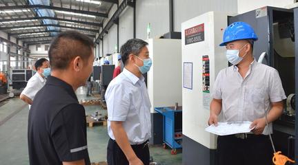 嚴(yán)華在邵陽(yáng)經(jīng)濟(jì)技術(shù)開(kāi)發(fā)區(qū)企業(yè)開(kāi)展&ldquo;送政策、解難題、優(yōu)服務(wù)&rdquo;行動(dòng)