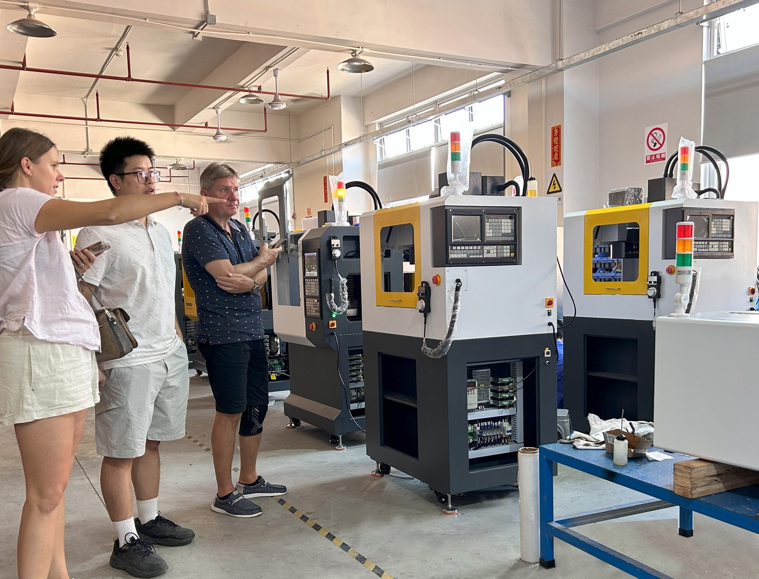 捷克客戶蒞臨育菁裝備考察桌面級加工中心，深化技術交流合作